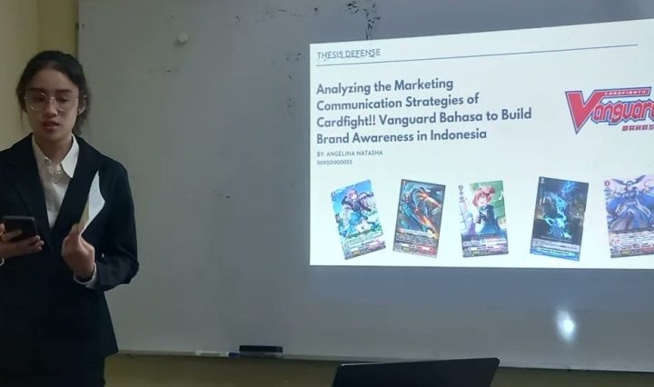 Mahasiswa President University mempresentasikan skripsi.