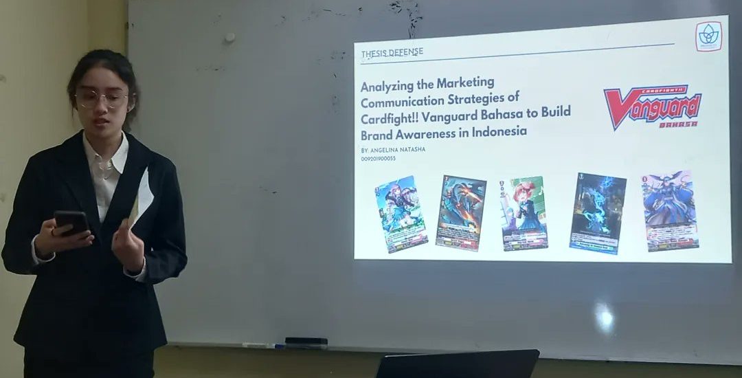 Mahasiswa President University mempresentasikan skripsi.