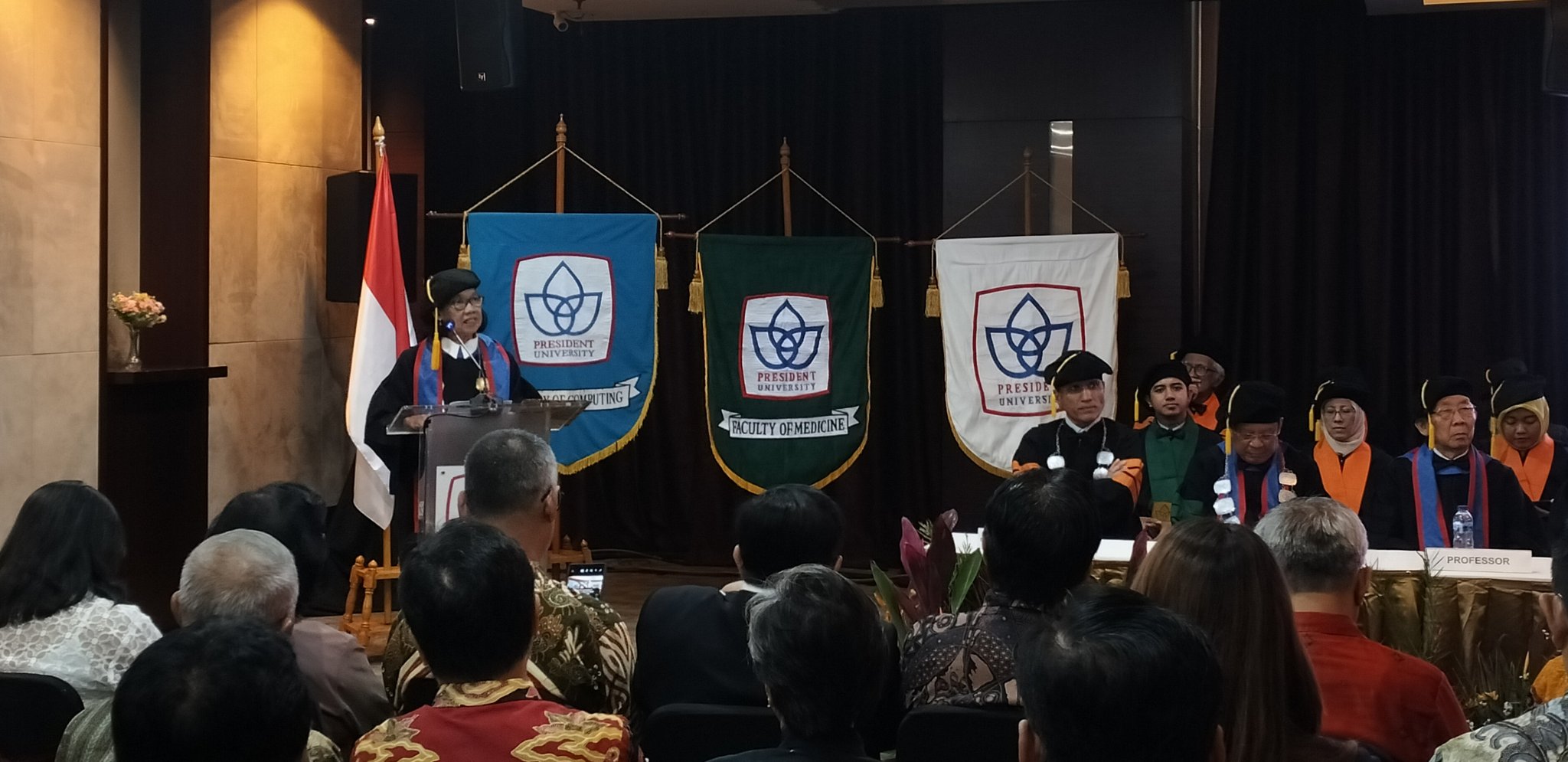 Prof. Retnowati menyampaikan orasi ilmiah dalam acara pengukuhan guru besarnya