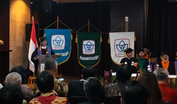 Prof. Retnowati menyampaikan orasi ilmiah dalam acara pengukuhan guru besarnya