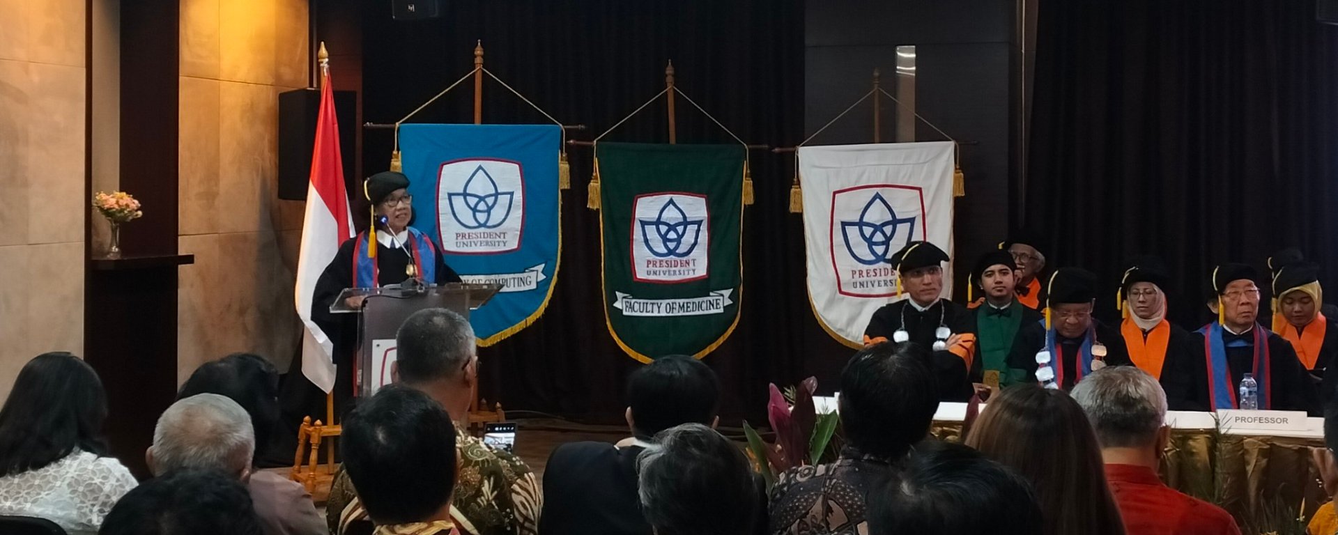 Prof. Retnowati menyampaikan orasi ilmiah dalam acara pengukuhan guru besarnya