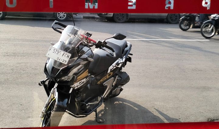 Motor ADV 150 dalam perjalanan touring