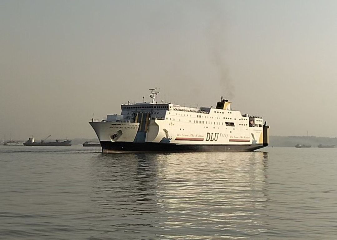 KM Dharma Kencana V di Tanjung Perak, Surabaya