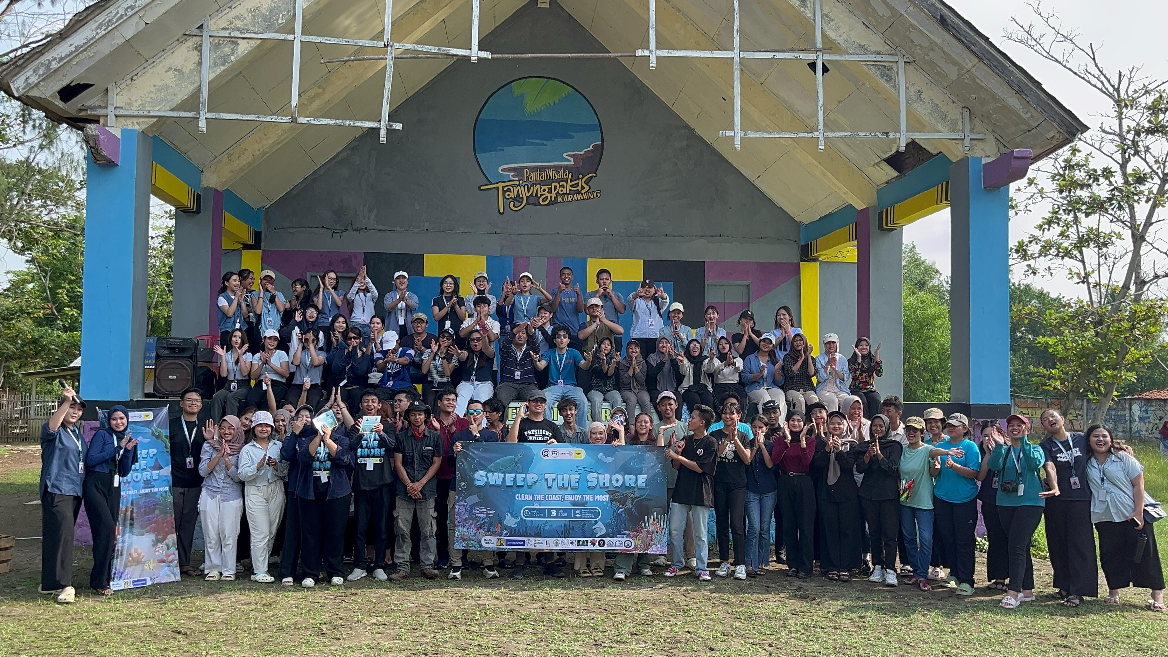 Mahasiswa President University Gelar Aksi Bersih-Bersih di Pantai Tanjung Pakis - 2